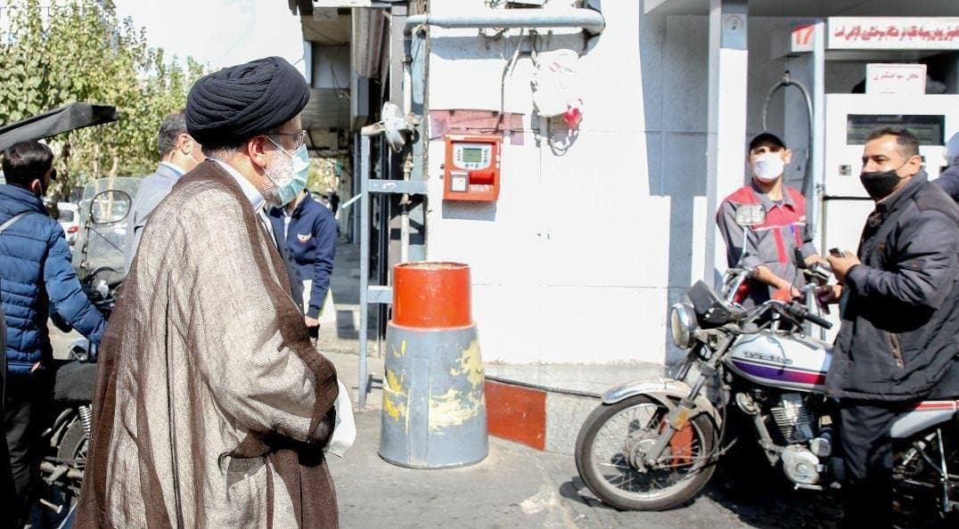 بازدید رئیسی از یک پمپ بنزین در میدان فردوسی تهران/ عکس