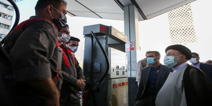بازدید میدانی رئیسی از یک پمپ بنزین در میدان فردوسی تهران