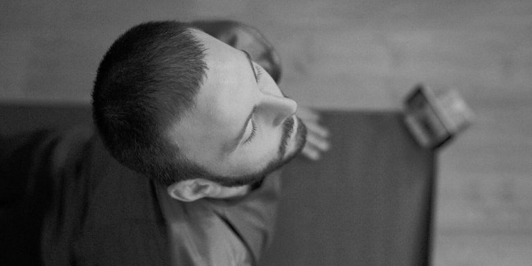 ۵ تمرین یوگای صورت که باید در خانه امتحان کنید