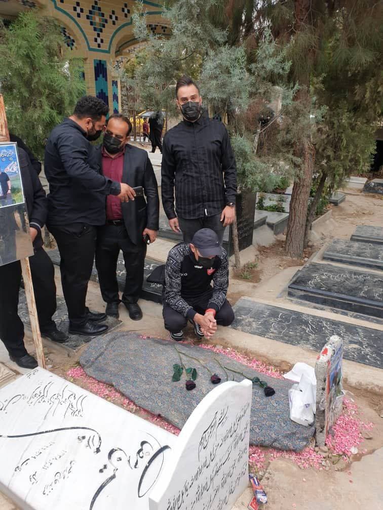 حضور گلمحمدی بر سر مزار هوادار فقید پرسپولیس/عکس