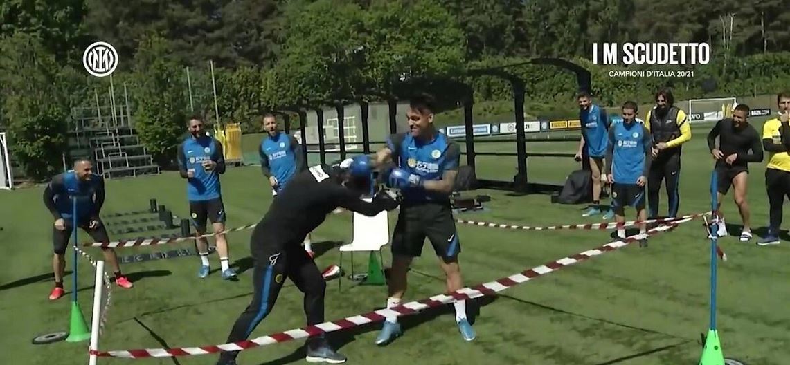 شیطنتها و دیوانگیهای یک مربی!/عکس