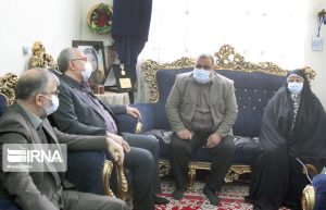 وزیر بهداشت از خانواده شهیده مدافع سلامت در کرج دلجویی کرد