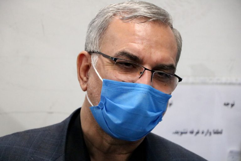 وزیر بهداشت از مرکز واکسیناسیون شهر زنجان دیدن کرد