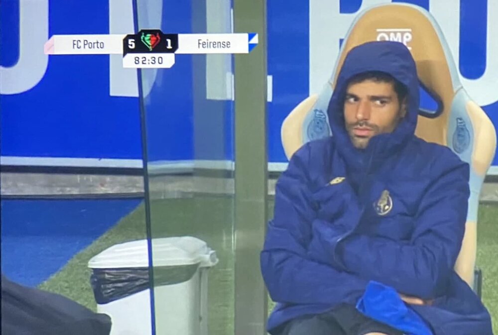 چهره درهم طارمی روی نیمکت/عکس