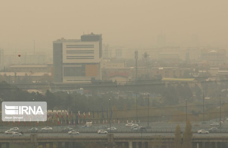 آلودگی هوا ابتلا به کرونا را تشدید میکند/از منزل خارج نشوید