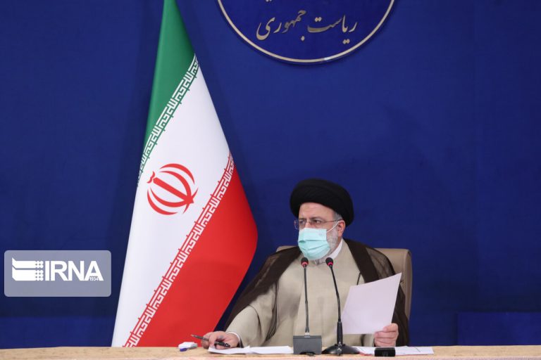 حضور رییس‌جمهور در تجمع خانواده بیماران SMA در مقابل خانه ملت 