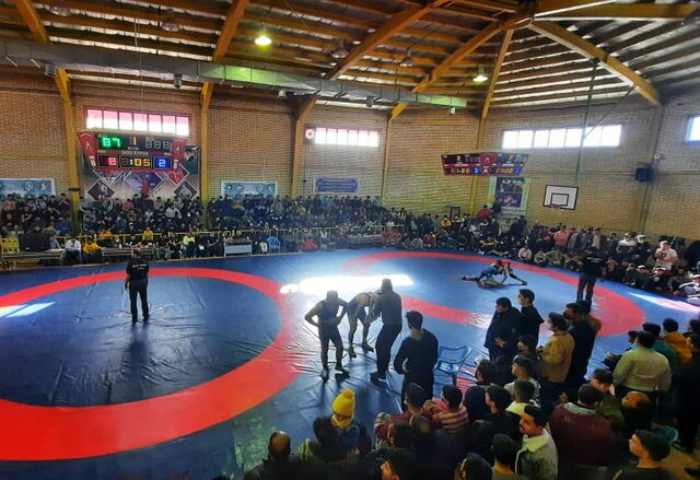 درگیری خونین در مسابقات کشتی اردبیل!/عکس