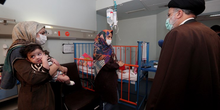 رئیس جمهور با حضور در بیمارستان شهید رحیمی خرمآباد روز پرستار را تبریک گفت