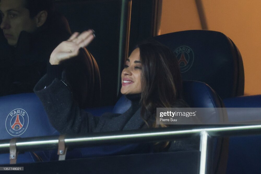 راموس با خانواده در کنار همسر مسی و پسرش نظارهگر دیدار پاریسنژرمن/عکس