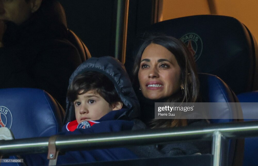 راموس با خانواده در کنار همسر مسی و پسرش نظارهگر دیدار پاریسنژرمن/عکس