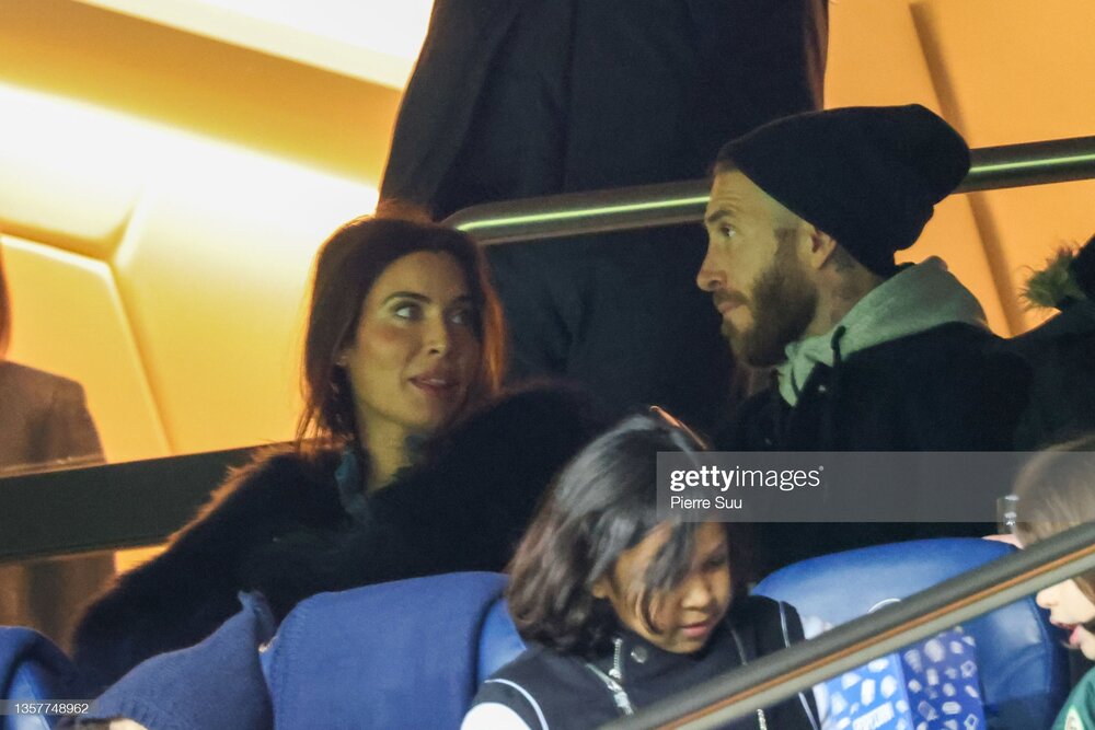 راموس با خانواده در کنار همسر مسی و پسرش نظارهگر دیدار پاریسنژرمن/عکس