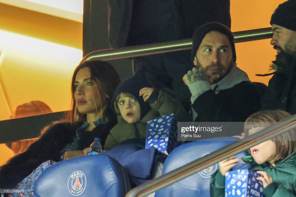 راموس با خانواده در کنار همسر مسی و پسرش نظارهگر دیدار پاریسنژرمن/عکس