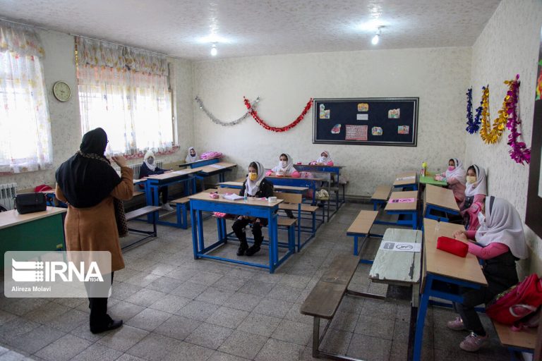 مصوبه‌ای مبنی بر حذف شرط تزریق واکسن و تست منفی کرونا برای حضور در مدارس ابلاغ نشده است