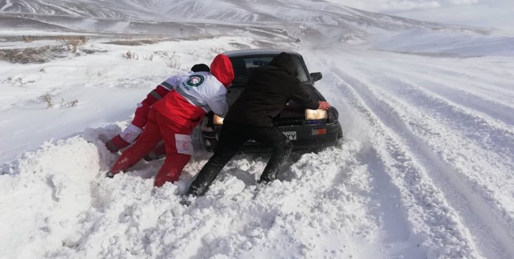 رها سازی ۲۰ خودرو گرفتار در برف و کولاک در محور گردنه قوری گل چالدران
