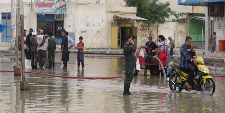کمک رسانی دریادلان نیروی دریایی سپاه به مناطق سیل زده چابهار و کنارک