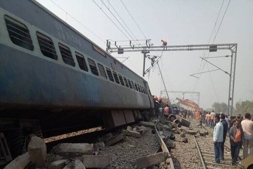 انفجار بمب در پاکستان، قطار مسافربری را از ریل خارج کرد