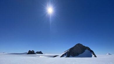 کشف یک شهاب سنگ بزرگ در قطب جنوب / عکس