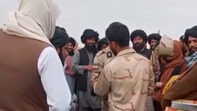 ببینید | لحظه آزادی و بدرقه مرزبان ایرانی توسط نیروهای طالبان با شیرینی!