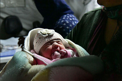 تولد نوزاد خویی در دل زلزله و پس لرزه‌ها / عکس
