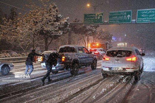 عکس | دنیا به جای نمک پاشی و نابودی محیط زیست ، اینگونه برف خیابان را آب می کند!