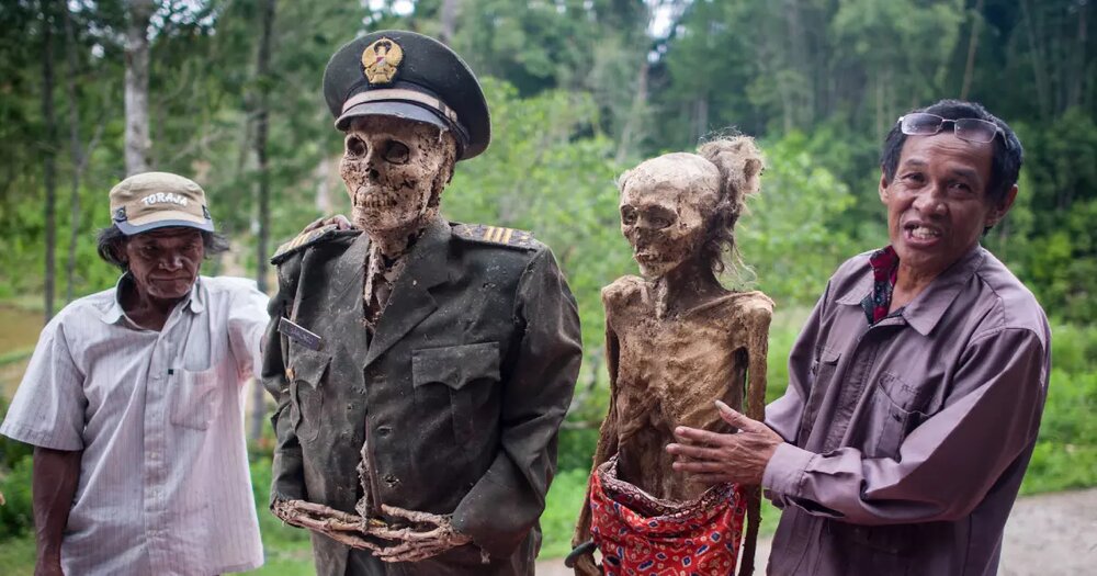 عکس | بیرون کشیدن جنازه از قبر و تن کردن لباس عروس؛ رسم عجیب قبیله اندونزیایی