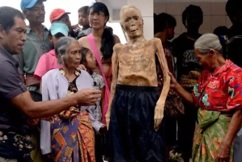 عکس | بیرون کشیدن جنازه از قبر و تن کردن لباس عروس؛ رسم عجیب قبیله اندونزیایی