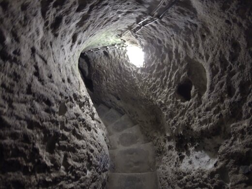 عکس | مردی دیوار زیرزمین خود را تخریب کرد و یک شهر زیرزمینی باستانی را کشف کرد که ۲۰۰۰۰ نفر را در خود جای داده بود!