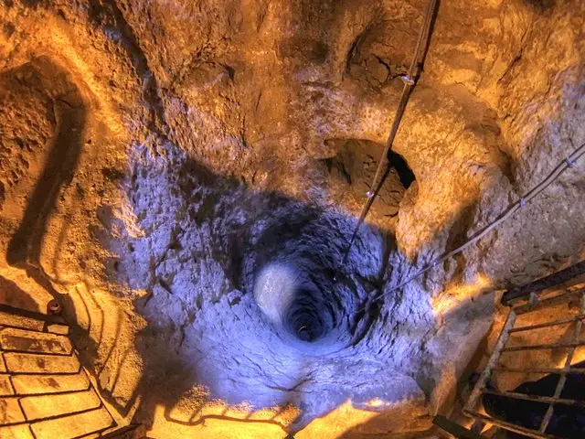 عکس | مردی دیوار زیرزمین خود را تخریب کرد و یک شهر زیرزمینی باستانی را کشف کرد که ۲۰۰۰۰ نفر را در خود جای داده بود!