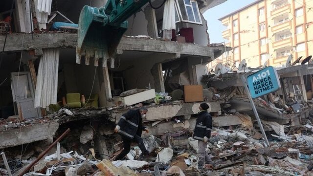 نجات خانواده ۶ نفره از زیر آوار در ترکیه پس از ۱۰۱ ساعت