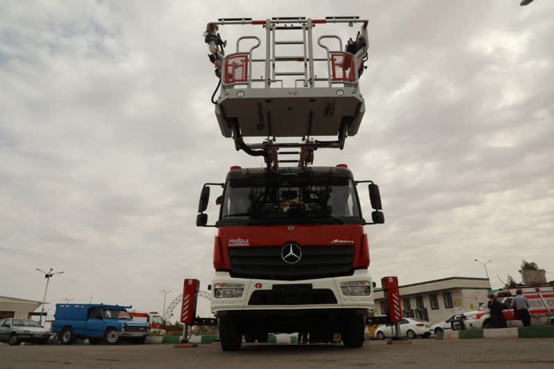 از نخستین خودرو آتش‌نشانی مجهز به نردبان هیدرولیکی بلندمرتبه در استان سمنان رونمایی شد