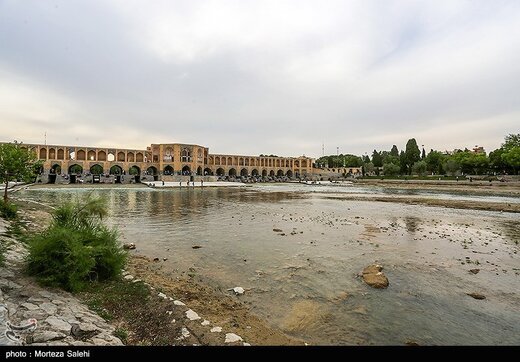زاینده‌رود تا ۲ ساعت دیگر به شهر اصفهان می رسد/گردشگران بستر رودخانه را ترک کنند