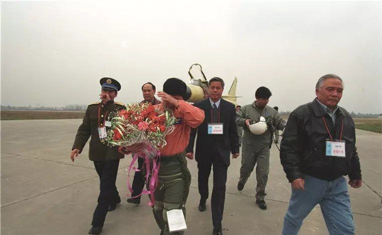 عکس | اشک شوق برای پرواز مهمترین جنگنده ارتش چین!