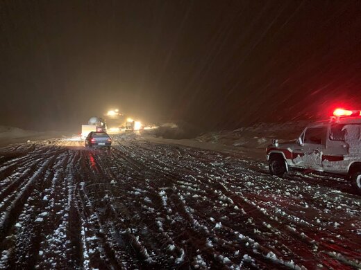 نجات ۶۰ خودروی گرفتار شده در برف و کولاک گردنه مائین‌بلاغ