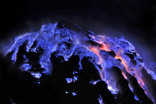 گدازه‌های این آتش‌فشان آبی‌است!/عکس