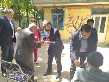 بازدید فرماندار خرم‌آباد از سرای سالمندان صدیق / اختصاص اشتراک روزنامه و تجهیز کتابخانه