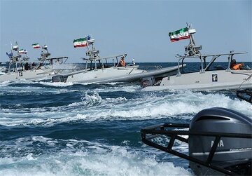 ببینید | تصاویری از رژه دریایی ناو شهید سردار رودکی و قایق های تندرو سپاه