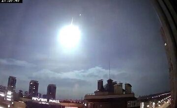 درخشش نوری عجیب در آسمان کیف پایتخت اوکراین/ ناسا واکنش نشان داد/ عکس
