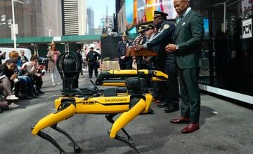 ربات چهارپا عجیبی که به پلیس نیویورک خدمت می‌کند/ عکس
