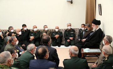 سردار قاآنی در دیدار با رهبر انقلاب دست به قلم شد + عکس