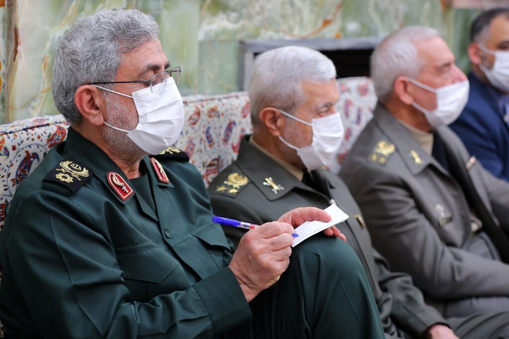 سردار قاآنی در دیدار با رهبر انقلاب دست به قلم شد + عکس