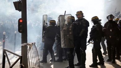 معترضان رستوران محبوب مکرون را در پاریس به آتش کشیدند