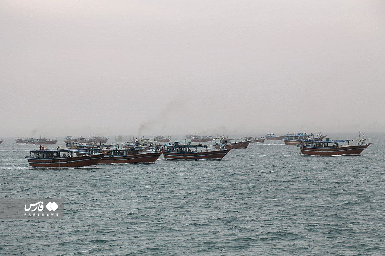  «پیام رژه ۲۷۰۰ شناور بسیج دریایی» در شمال و جنوب کشور + عکس‌ها