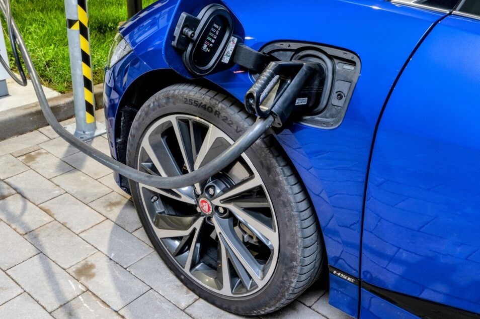 آلودگیهای زیستمحیطی ناشی از تایرهای خودرو برقی ۲۰ درصد بیشتر از خودرو بنزینی است