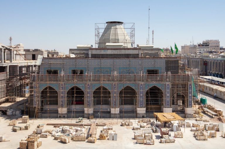 انجام کاشیکاری صحن حضرت زینب (س) در کربلا با همت استادکاران ایرانی + تصاویر