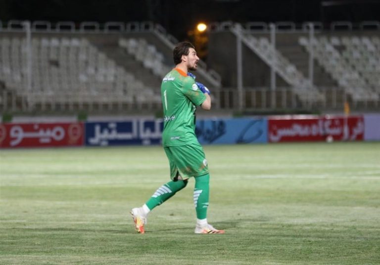 اکبر منادی به ملوان پیوست