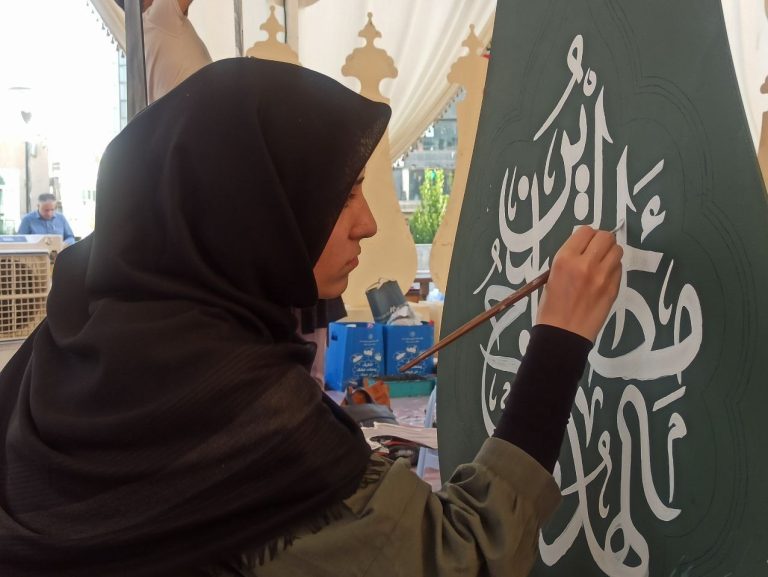 اینجا خیمه هنرمندانِ حسین(ع) است/ دستان هنرمندی که برای عزای عزیز فاطمه(س) “عاشقانه” کار میکنند + گزارش تصویری