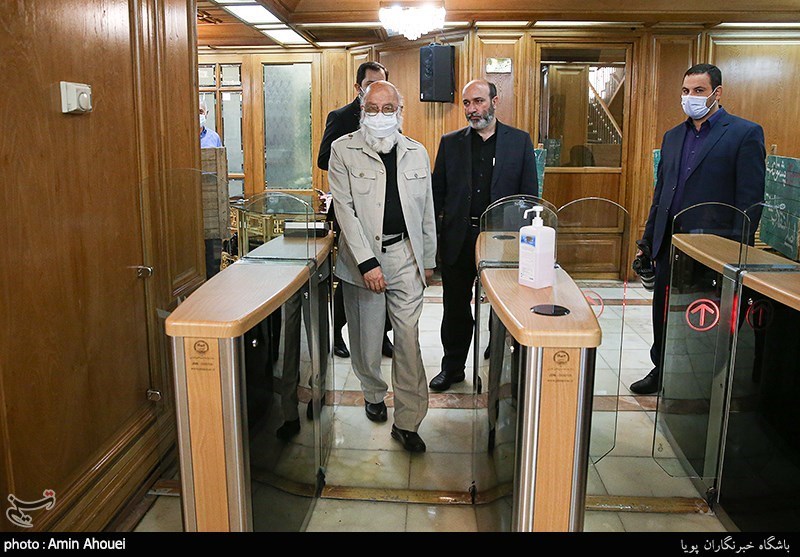 تاکید چمران بر رعایت حجاب در مترو/ جابجایی کیوسکهای گل و مطبوعات به هیچ عنوان نباید انجام شود