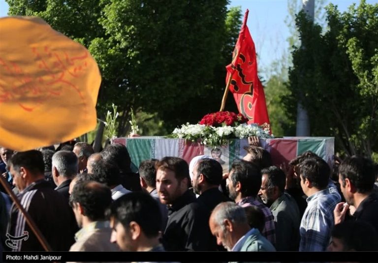 تشییع پیکر شهدای حمله تروریستی در زاهدان/ وداع مردم با شهیدان “کیخا و رشیدی” + فیلم و تصاویر