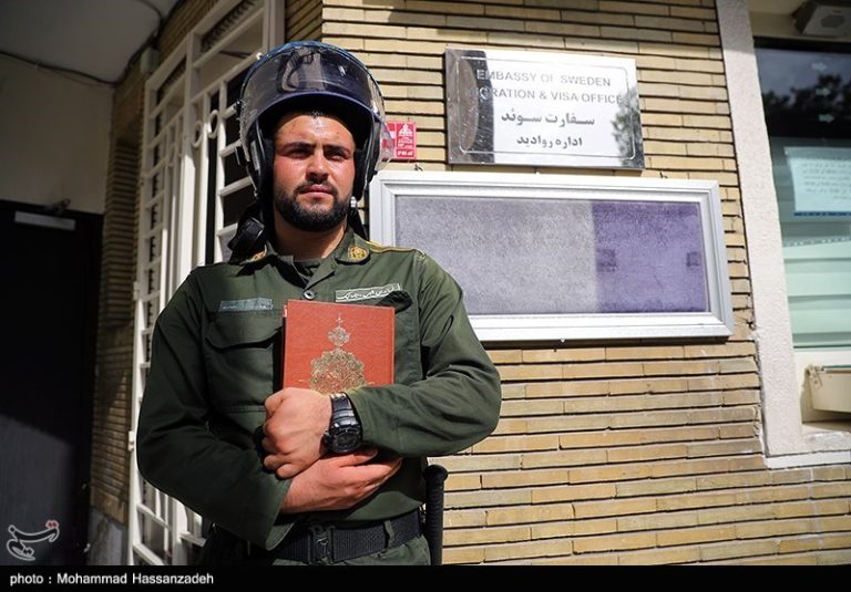 دانشجویان خواستار اخراج سفیر سوئد از کشور شدند