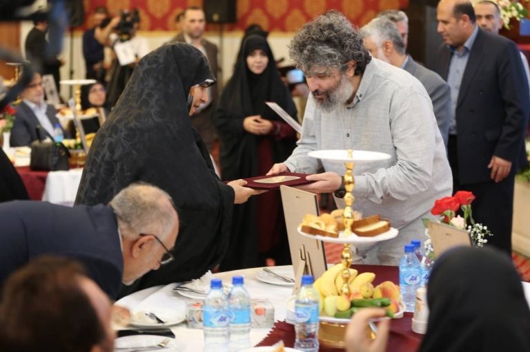 رئیس بنیاد شهید و معاون سیما از عوامل مستند “آبروی کوچهها” تقدیر کرد